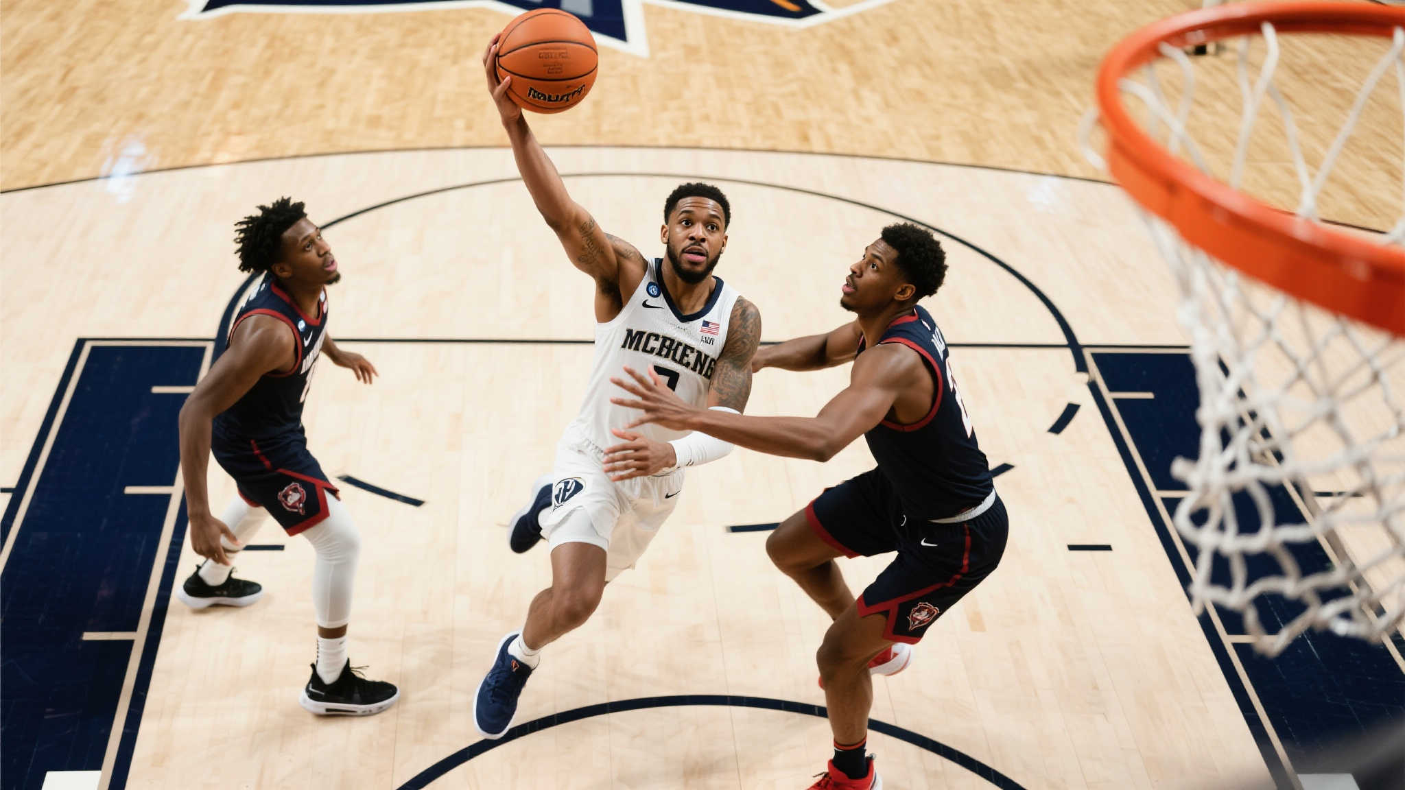 麦康奈尔突破禁区，上篮成功稳住局势